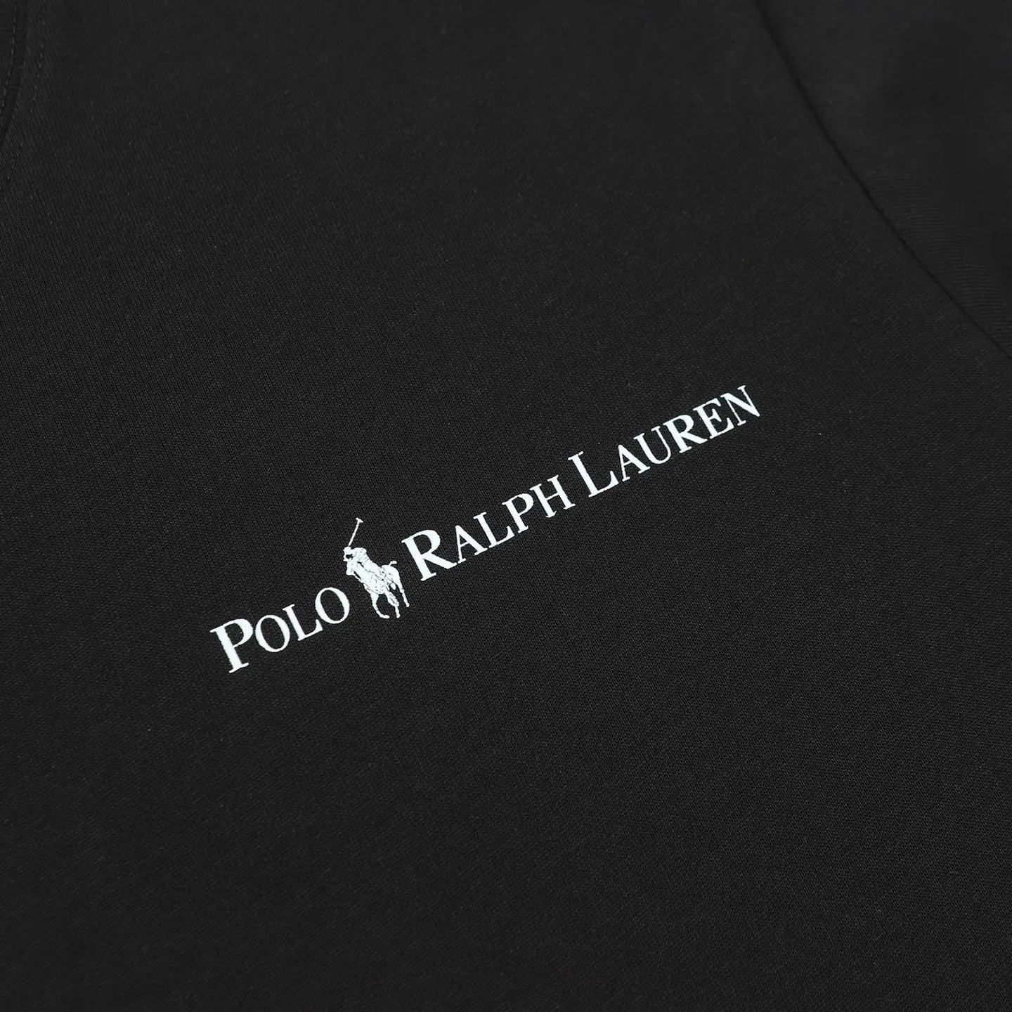 P126 Style number: 505 Ralph Lauren/Ralph Lauren 25ss new summer silicone Polo embossed round neck T-shirt. The main logo on the neck has a QR code mark, which can be scanned for verification. The 3D silicone three-dimensional English letter logo is embossed to distinguish low-quality products on the market. 32 counts, 240g hydrophilic toner, 100% cotton fabric, comfortable and soft, highly breathable, focusing on high-end cost-effectiveness, needless to say good quality. Available in a variety of colors, both boys and girls can try this genderless style, giving them a yuppie tone in no time. Immerse yourself in your leisurely style, and have your own style in retro. Natural, vivid and very French romantic feelings, perfectly integrating youthful atmosphere and trend. Color: white, black, navy blue, dark green Size: S-xL S Shoulder width 44 Bust 104 Sleeve length 23 Clothing length 72 M Shoulder width 45 Bust 108 Sleeve length 24 Clothing length 74 L Shoulder width 46 Bust 112 Sleeve length 25 Clothing length 76 xL Shoulder width 47 Bust 116 Sleeve length 26 Clothing length 78